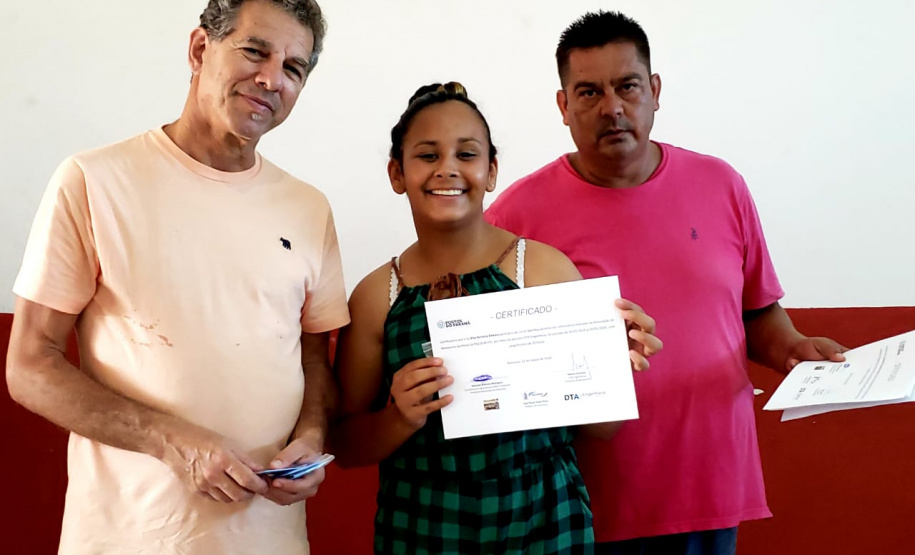 Vinte e sete moradores da Ponta da Pita, em Antonina, receberam nesta semana o certificado do curso de Internet Básica da Portos do Paraná. As aulas fazem parte do Programa de Educação Ambiental, promovido pela empresa pública junto às comunidades da área de abrangência portuária, como medida vinculada às obras de dragagem de manutenção dos portos de Paranaguá e Antonina. Foto: Pierpaolo Nota/Portos do Paraná