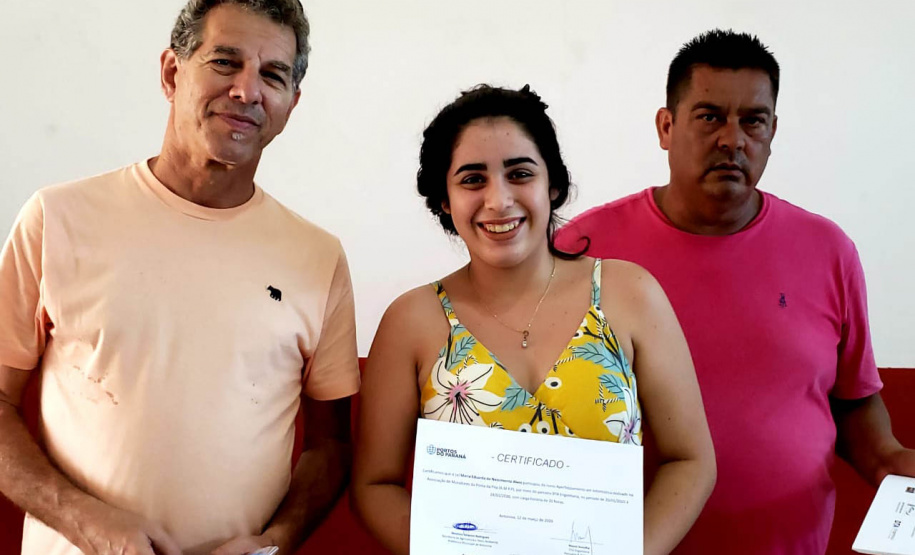 Vinte e sete moradores da Ponta da Pita, em Antonina, receberam nesta semana o certificado do curso de Internet Básica da Portos do Paraná. As aulas fazem parte do Programa de Educação Ambiental, promovido pela empresa pública junto às comunidades da área de abrangência portuária, como medida vinculada às obras de dragagem de manutenção dos portos de Paranaguá e Antonina. Foto: Pierpaolo Nota/Portos do Paraná