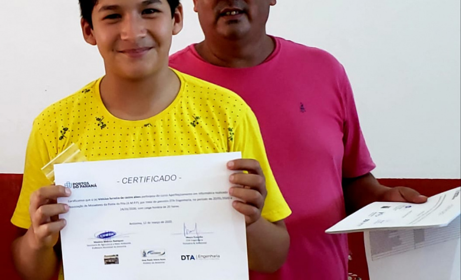 Vinte e sete moradores da Ponta da Pita, em Antonina, receberam nesta semana o certificado do curso de Internet Básica da Portos do Paraná. As aulas fazem parte do Programa de Educação Ambiental, promovido pela empresa pública junto às comunidades da área de abrangência portuária, como medida vinculada às obras de dragagem de manutenção dos portos de Paranaguá e Antonina. Foto: Pierpaolo Nota/Portos do Paraná