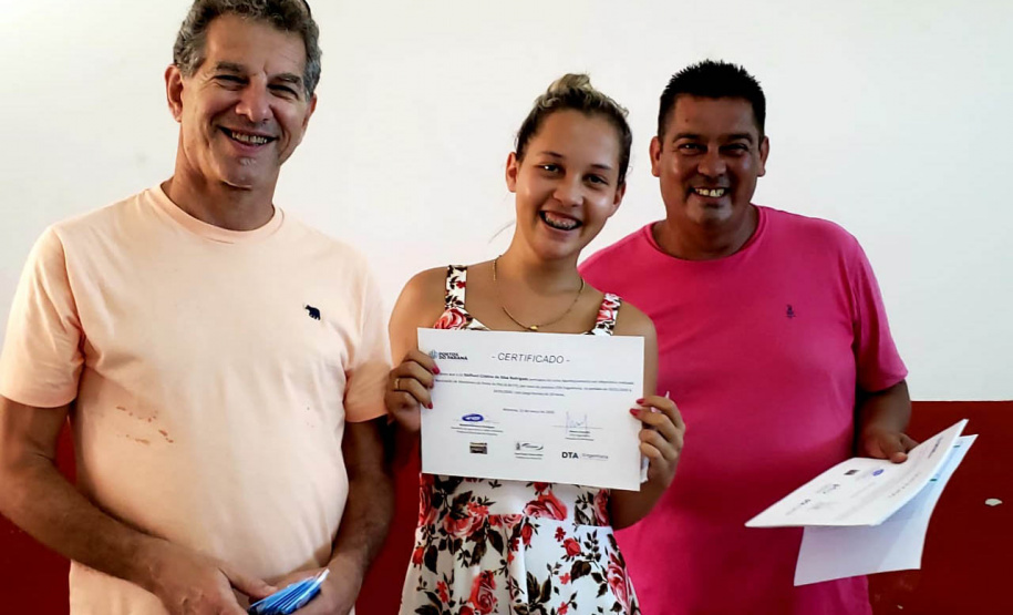 Vinte e sete moradores da Ponta da Pita, em Antonina, receberam nesta semana o certificado do curso de Internet Básica da Portos do Paraná. As aulas fazem parte do Programa de Educação Ambiental, promovido pela empresa pública junto às comunidades da área de abrangência portuária, como medida vinculada às obras de dragagem de manutenção dos portos de Paranaguá e Antonina. Foto: Pierpaolo Nota/Portos do Paraná