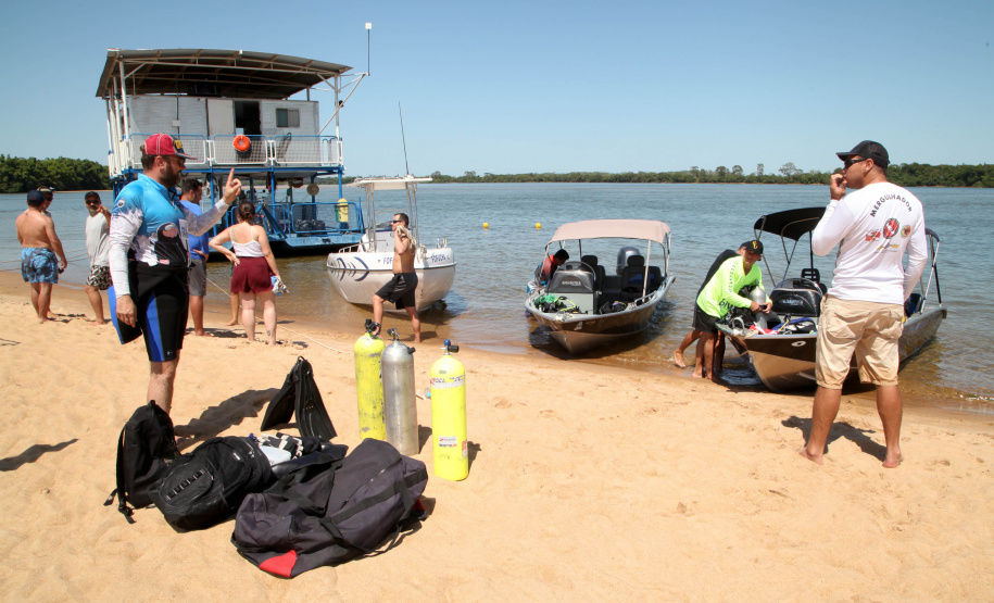 A paisagem do rio Paraná é cinematográfica. Os quilômetros que separam uma margem da outra são uma imensidão de tons de verde, mesclando na água as cores das árvores que povoam as centenas de ilhas locais. De perto, o verde da água se torna transparente, cristalino, despertando a curiosidade para as profundezas do segundo maior rio da América do Sul. Foto: Ari Dias/AEN