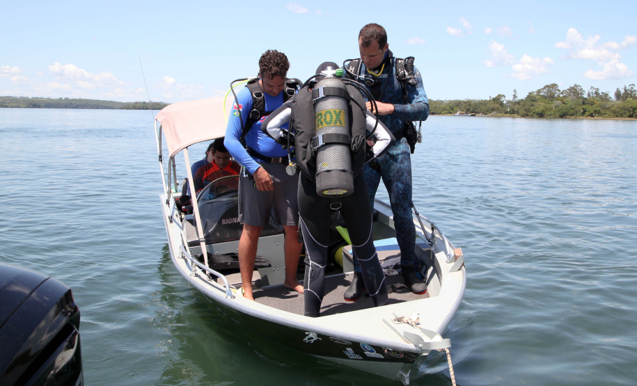 A paisagem do rio Paraná é cinematográfica. Os quilômetros que separam uma margem da outra são uma imensidão de tons de verde, mesclando na água as cores das árvores que povoam as centenas de ilhas locais. De perto, o verde da água se torna transparente, cristalino, despertando a curiosidade para as profundezas do segundo maior rio da América do Sul. Foto: Ari Dias/AENorto Rico-Pr. Foro: ARI DIAS/AEN