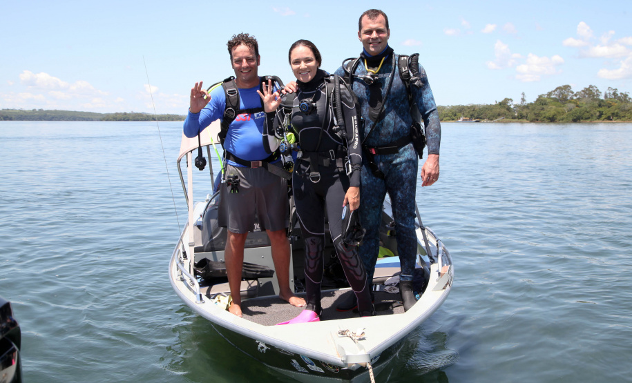 A paisagem do rio Paraná é cinematográfica. Os quilômetros que separam uma margem da outra são uma imensidão de tons de verde, mesclando na água as cores das árvores que povoam as centenas de ilhas locais. De perto, o verde da água se torna transparente, cristalino, despertando a curiosidade para as profundezas do segundo maior rio da América do Sul. Foto: Ari Dias/AEN