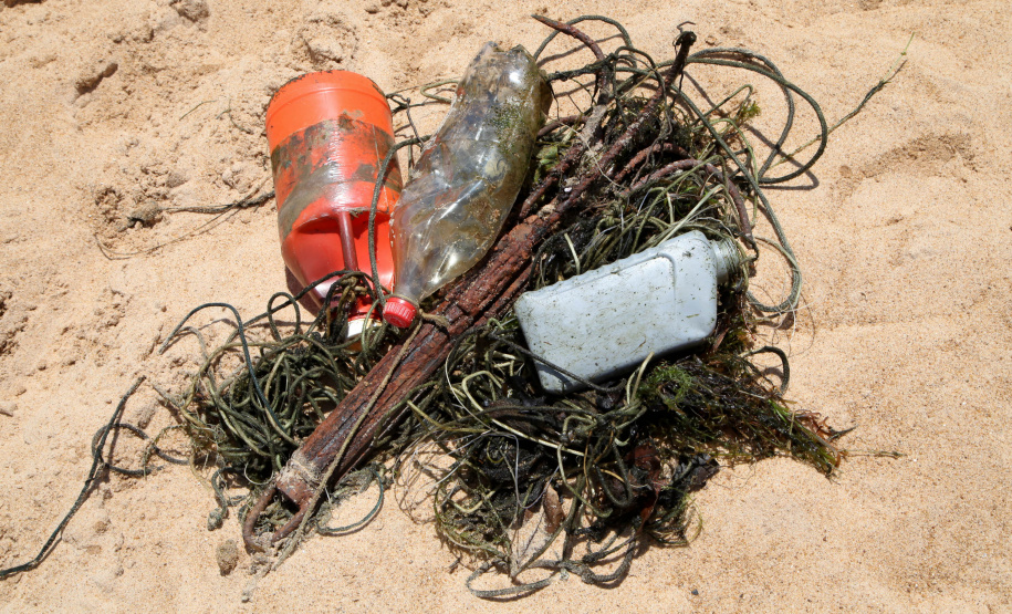 A limpeza e conservação do rio Paraná são essenciais para que a atividade de mergulho continue em ascensão. Os mergulhadores que têm no rio uma relação de proximidade sabem bem disso. Anualmente, eles promovem a campanha Rio Livre, e atravessam toda a extensão mergulhável fazendo a limpeza subaquática, retirando muito lixo, como garrafas pet, latas de alumínio, chumbadas, pneus e redes de pesca ilegais. Foto: Ari Dias/AEN