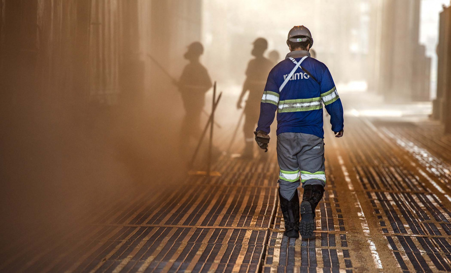 Com 85 anos, porto paranaense redefine a relação da atividade portuária com a cidade. Em 2020, a empresa Portos do Paraná vai zerar a dívida com o município e repassar R$ 22,66 milhões. O dinheiro é aplicado em investimentos na área de saúde, educação, obras, além de ajudar o poder municipal a manter salários em dia e fazer novas contratações.