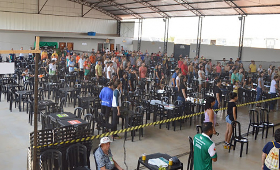 A Associação dos Pequenos Produtores e Moradores do Bairro Salto Fogueira, em Borrazópolis, na região Central do Paraná, ganhou neste domingo (15) um Centro de Turismo Rural com refeitório, cozinha industrial e agroindústria de panificados. O empreendimento foi possível graças ao repasse de R$ 420 mil pela Secretaria de Estado da Agricultura e do Abastecimento, dentro do Programa Pró-Rural. Foto:SEAB