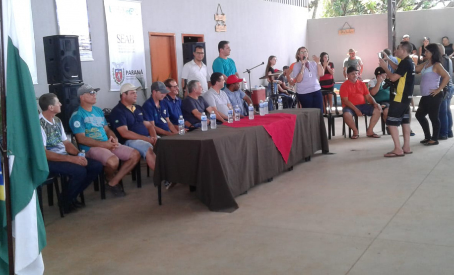 A Associação dos Pequenos Produtores e Moradores do Bairro Salto Fogueira, em Borrazópolis, na região Central do Paraná, ganhou neste domingo (15) um Centro de Turismo Rural com refeitório, cozinha industrial e agroindústria de panificados. O empreendimento foi possível graças ao repasse de R$ 420 mil pela Secretaria de Estado da Agricultura e do Abastecimento, dentro do Programa Pró-Rural. Foto:SEAB