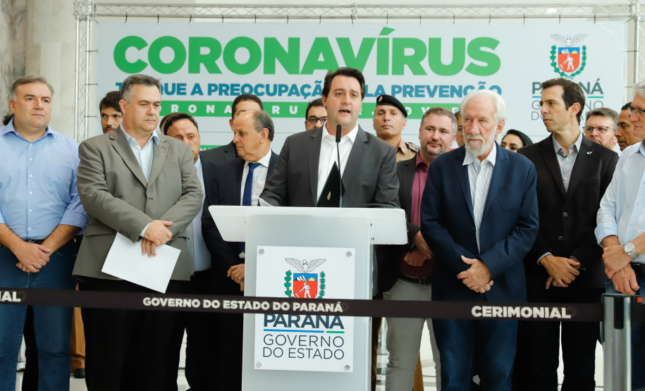 O Governo do Paraná apresentou nesta segunda-feira (16) as principais medidas adotadas para o enfrentamento da epidemia do coronavírus no Estado. Contidas em decreto assinado pelo governador Carlos Massa Ratinho Junior, as medidas reduzem as possibilidades de contato entre as pessoas para conter a propagação do vírus, determinam ações específicas no âmbito da saúde, ampliam a proteção a servidores incluídos em grupos de risco e fortalecem ações nas fronteiras e divisas.