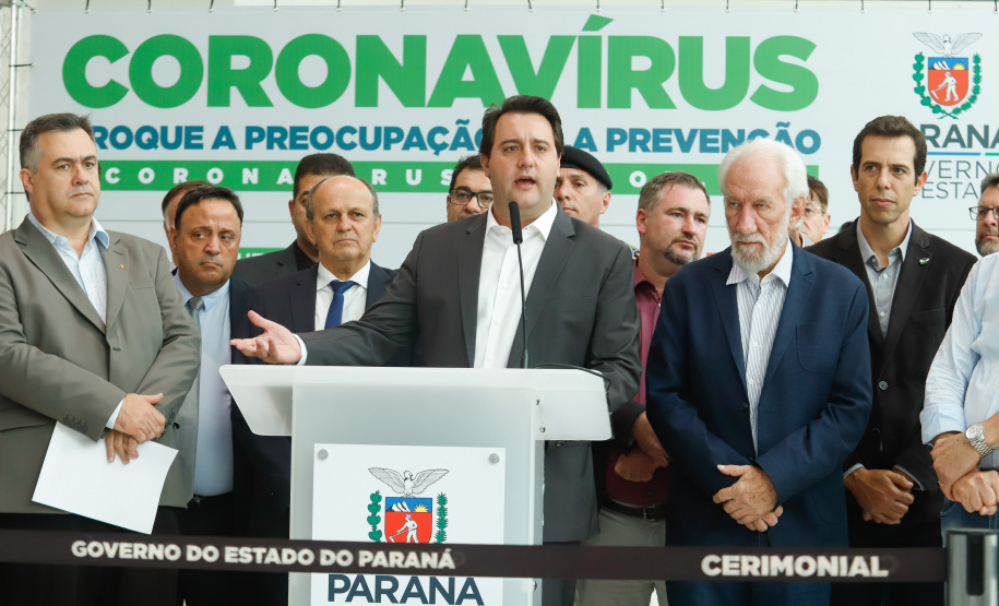 O Governo do Paraná apresentou nesta segunda-feira (16) as principais medidas adotadas para o enfrentamento da epidemia do coronavírus no Estado. Contidas em decreto assinado pelo governador Carlos Massa Ratinho Junior, as medidas reduzem as possibilidades de contato entre as pessoas para conter a propagação do vírus, determinam ações específicas no âmbito da saúde, ampliam a proteção a servidores incluídos em grupos de risco e fortalecem ações nas fronteiras e divisas.