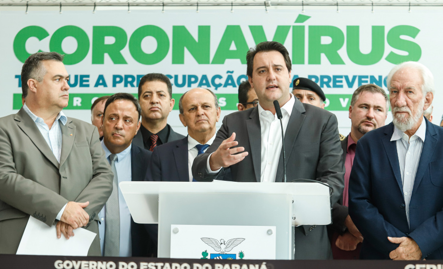 O Governo do Paraná apresentou nesta segunda-feira (16) as principais medidas adotadas para o enfrentamento da epidemia do coronavírus no Estado. Contidas em decreto assinado pelo governador Carlos Massa Ratinho Junior, as medidas reduzem as possibilidades de contato entre as pessoas para conter a propagação do vírus, determinam ações específicas no âmbito da saúde, ampliam a proteção a servidores incluídos em grupos de risco e fortalecem ações nas fronteiras e divisas.