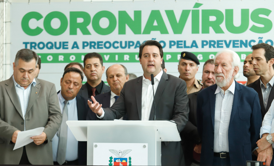 O Governo do Paraná apresentou nesta segunda-feira (16) as principais medidas adotadas para o enfrentamento da epidemia do coronavírus no Estado. Contidas em decreto assinado pelo governador Carlos Massa Ratinho Junior, as medidas reduzem as possibilidades de contato entre as pessoas para conter a propagação do vírus, determinam ações específicas no âmbito da saúde, ampliam a proteção a servidores incluídos em grupos de risco e fortalecem ações nas fronteiras e divisas.