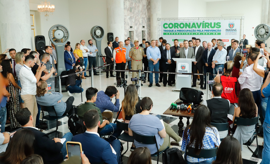 O Governo do Paraná apresentou nesta segunda-feira (16) as principais medidas adotadas para o enfrentamento da epidemia do coronavírus no Estado. Contidas em decreto assinado pelo governador Carlos Massa Ratinho Junior, as medidas reduzem as possibilidades de contato entre as pessoas para conter a propagação do vírus, determinam ações específicas no âmbito da saúde, ampliam a proteção a servidores incluídos em grupos de risco e fortalecem ações nas fronteiras e divisas.