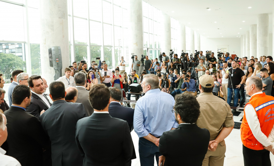 O Governo do Paraná apresentou nesta segunda-feira (16) as principais medidas adotadas para o enfrentamento da epidemia do coronavírus no Estado. Contidas em decreto assinado pelo governador Carlos Massa Ratinho Junior, as medidas reduzem as possibilidades de contato entre as pessoas para conter a propagação do vírus, determinam ações específicas no âmbito da saúde, ampliam a proteção a servidores incluídos em grupos de risco e fortalecem ações nas fronteiras e divisas.