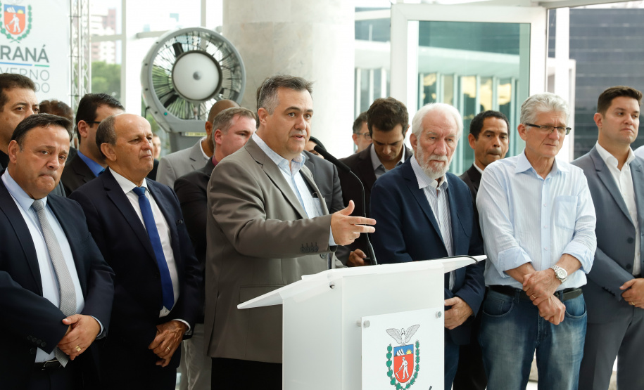 O Governo do Paraná apresentou nesta segunda-feira (16) as principais medidas adotadas para o enfrentamento da epidemia do coronavírus no Estado. Contidas em decreto assinado pelo governador Carlos Massa Ratinho Junior, as medidas reduzem as possibilidades de contato entre as pessoas para conter a propagação do vírus, determinam ações específicas no âmbito da saúde, ampliam a proteção a servidores incluídos em grupos de risco e fortalecem ações nas fronteiras e divisas.