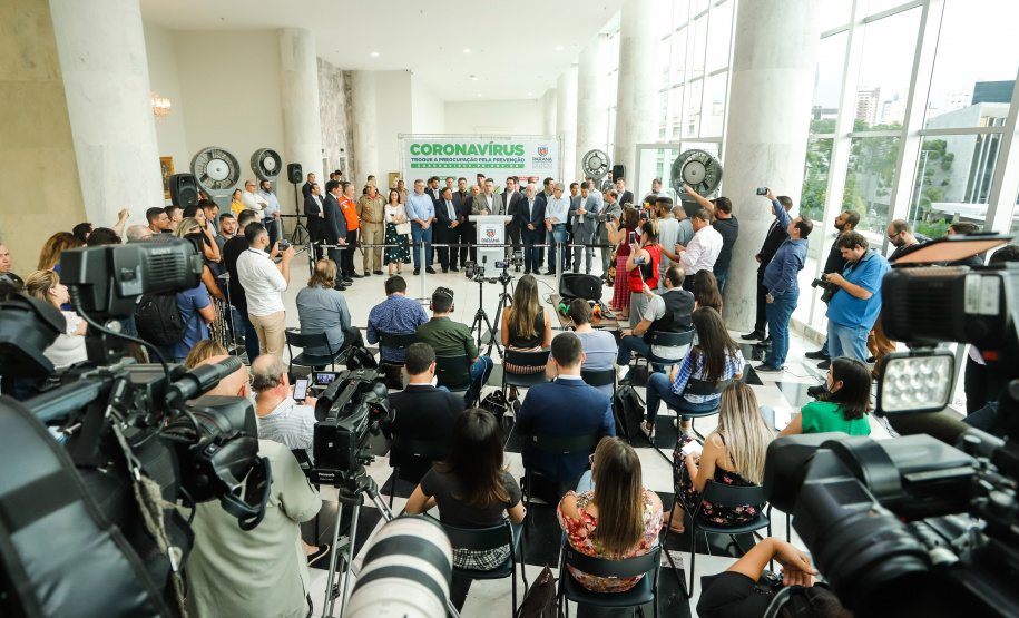 O Governo do Paraná apresentou nesta segunda-feira (16) as principais medidas adotadas para o enfrentamento da epidemia do coronavírus no Estado. Contidas em decreto assinado pelo governador Carlos Massa Ratinho Junior, as medidas reduzem as possibilidades de contato entre as pessoas para conter a propagação do vírus, determinam ações específicas no âmbito da saúde, ampliam a proteção a servidores incluídos em grupos de risco e fortalecem ações nas fronteiras e divisas.