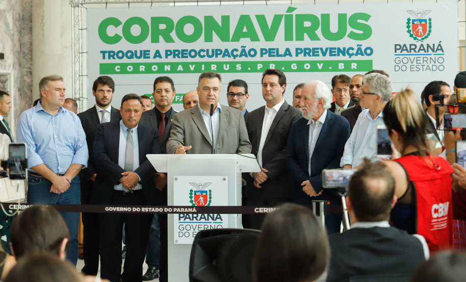 O Governo do Paraná apresentou nesta segunda-feira (16) as principais medidas adotadas para o enfrentamento da epidemia do coronavírus no Estado. Contidas em decreto assinado pelo governador Carlos Massa Ratinho Junior, as medidas reduzem as possibilidades de contato entre as pessoas para conter a propagação do vírus, determinam ações específicas no âmbito da saúde, ampliam a proteção a servidores incluídos em grupos de risco e fortalecem ações nas fronteiras e divisas.