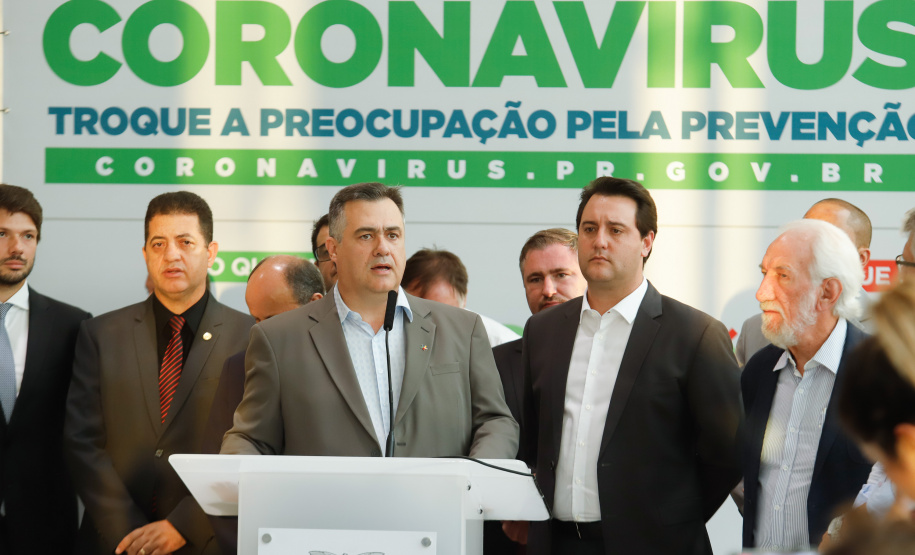 O Governo do Paraná apresentou nesta segunda-feira (16) as principais medidas adotadas para o enfrentamento da epidemia do coronavírus no Estado. Contidas em decreto assinado pelo governador Carlos Massa Ratinho Junior, as medidas reduzem as possibilidades de contato entre as pessoas para conter a propagação do vírus, determinam ações específicas no âmbito da saúde, ampliam a proteção a servidores incluídos em grupos de risco e fortalecem ações nas fronteiras e divisas.