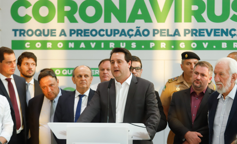 O Governo do Paraná apresentou nesta segunda-feira (16) as principais medidas adotadas para o enfrentamento da epidemia do coronavírus no Estado. Contidas em decreto assinado pelo governador Carlos Massa Ratinho Junior, as medidas reduzem as possibilidades de contato entre as pessoas para conter a propagação do vírus, determinam ações específicas no âmbito da saúde, ampliam a proteção a servidores incluídos em grupos de risco e fortalecem ações nas fronteiras e divisas.