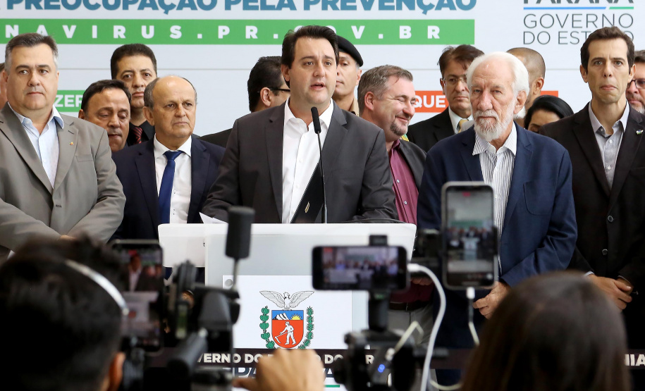 O Governo do Paraná apresentou nesta segunda-feira (16) as principais medidas adotadas para o enfrentamento da epidemia do coronavírus no Estado. Contidas em decreto assinado pelo governador Carlos Massa Ratinho Junior, as medidas reduzem as possibilidades de contato entre as pessoas para conter a propagação do vírus, determinam ações específicas no âmbito da saúde, ampliam a proteção a servidores incluídos em grupos de risco e fortalecem ações nas fronteiras e divisas.