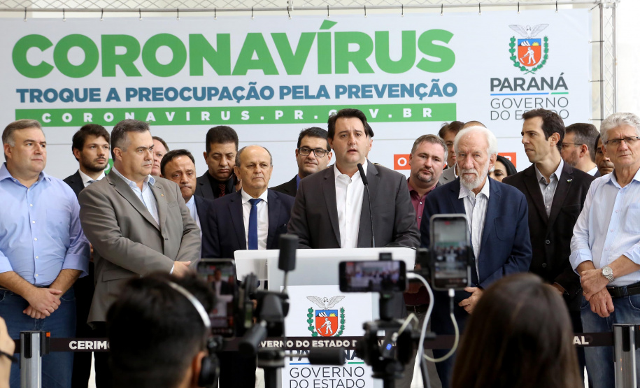 O Governo do Paraná apresentou nesta segunda-feira (16) as principais medidas adotadas para o enfrentamento da epidemia do coronavírus no Estado. Contidas em decreto assinado pelo governador Carlos Massa Ratinho Junior, as medidas reduzem as possibilidades de contato entre as pessoas para conter a propagação do vírus, determinam ações específicas no âmbito da saúde, ampliam a proteção a servidores incluídos em grupos de risco e fortalecem ações nas fronteiras e divisas.