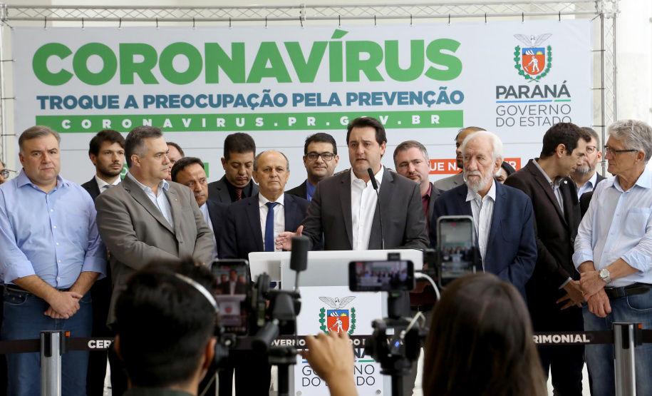O Governo do Paraná apresentou nesta segunda-feira (16) as principais medidas adotadas para o enfrentamento da epidemia do coronavírus no Estado. Contidas em decreto assinado pelo governador Carlos Massa Ratinho Junior, as medidas reduzem as possibilidades de contato entre as pessoas para conter a propagação do vírus, determinam ações específicas no âmbito da saúde, ampliam a proteção a servidores incluídos em grupos de risco e fortalecem ações nas fronteiras e divisas.