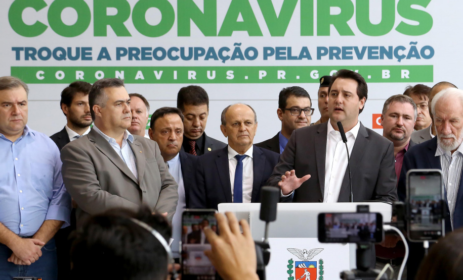 O Governo do Paraná apresentou nesta segunda-feira (16) as principais medidas adotadas para o enfrentamento da epidemia do coronavírus no Estado. Contidas em decreto assinado pelo governador Carlos Massa Ratinho Junior, as medidas reduzem as possibilidades de contato entre as pessoas para conter a propagação do vírus, determinam ações específicas no âmbito da saúde, ampliam a proteção a servidores incluídos em grupos de risco e fortalecem ações nas fronteiras e divisas.
