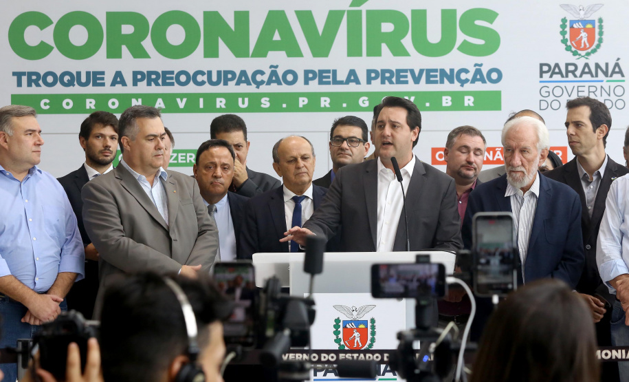 O Governo do Paraná apresentou nesta segunda-feira (16) as principais medidas adotadas para o enfrentamento da epidemia do coronavírus no Estado. Contidas em decreto assinado pelo governador Carlos Massa Ratinho Junior, as medidas reduzem as possibilidades de contato entre as pessoas para conter a propagação do vírus, determinam ações específicas no âmbito da saúde, ampliam a proteção a servidores incluídos em grupos de risco e fortalecem ações nas fronteiras e divisas.