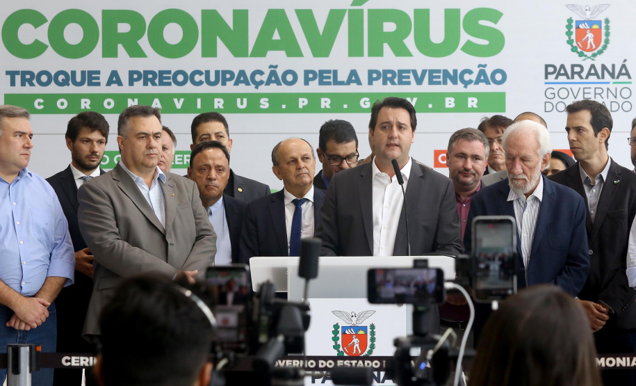 O Governo do Paraná apresentou nesta segunda-feira (16) as principais medidas adotadas para o enfrentamento da epidemia do coronavírus no Estado. Contidas em decreto assinado pelo governador Carlos Massa Ratinho Junior, as medidas reduzem as possibilidades de contato entre as pessoas para conter a propagação do vírus, determinam ações específicas no âmbito da saúde, ampliam a proteção a servidores incluídos em grupos de risco e fortalecem ações nas fronteiras e divisas.