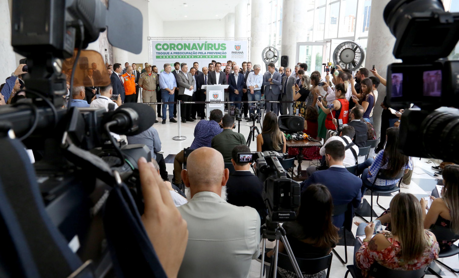 O Governo do Paraná apresentou nesta segunda-feira (16) as principais medidas adotadas para o enfrentamento da epidemia do coronavírus no Estado. Contidas em decreto assinado pelo governador Carlos Massa Ratinho Junior, as medidas reduzem as possibilidades de contato entre as pessoas para conter a propagação do vírus, determinam ações específicas no âmbito da saúde, ampliam a proteção a servidores incluídos em grupos de risco e fortalecem ações nas fronteiras e divisas.