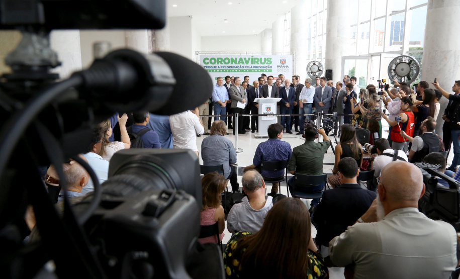 O Governo do Paraná apresentou nesta segunda-feira (16) as principais medidas adotadas para o enfrentamento da epidemia do coronavírus no Estado. Contidas em decreto assinado pelo governador Carlos Massa Ratinho Junior, as medidas reduzem as possibilidades de contato entre as pessoas para conter a propagação do vírus, determinam ações específicas no âmbito da saúde, ampliam a proteção a servidores incluídos em grupos de risco e fortalecem ações nas fronteiras e divisas.