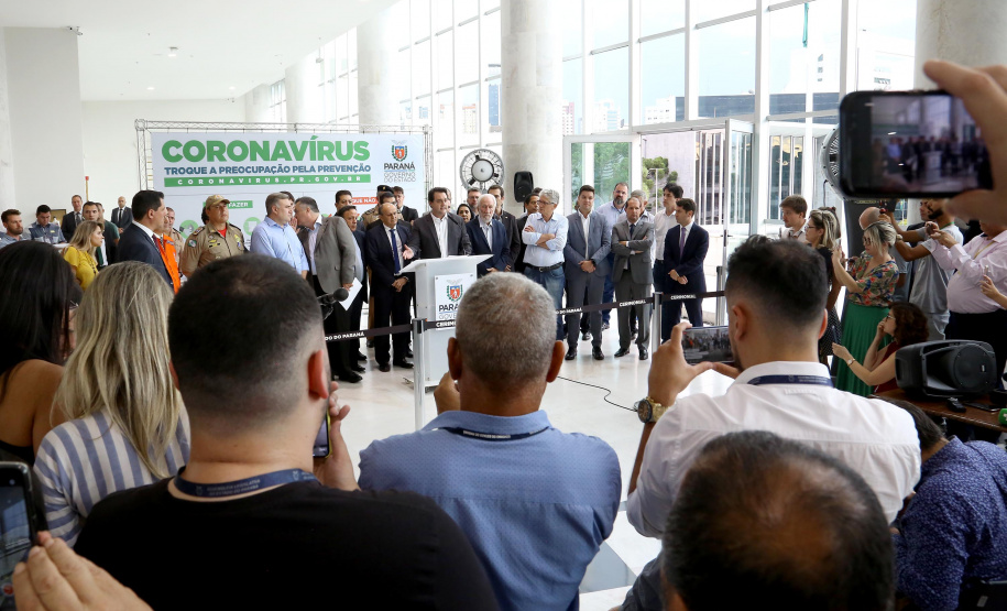 O Governo do Paraná apresentou nesta segunda-feira (16) as principais medidas adotadas para o enfrentamento da epidemia do coronavírus no Estado. Contidas em decreto assinado pelo governador Carlos Massa Ratinho Junior, as medidas reduzem as possibilidades de contato entre as pessoas para conter a propagação do vírus, determinam ações específicas no âmbito da saúde, ampliam a proteção a servidores incluídos em grupos de risco e fortalecem ações nas fronteiras e divisas.
