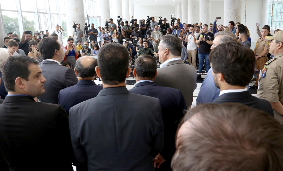 O Governo do Paraná apresentou nesta segunda-feira (16) as principais medidas adotadas para o enfrentamento da epidemia do coronavírus no Estado. Contidas em decreto assinado pelo governador Carlos Massa Ratinho Junior, as medidas reduzem as possibilidades de contato entre as pessoas para conter a propagação do vírus, determinam ações específicas no âmbito da saúde, ampliam a proteção a servidores incluídos em grupos de risco e fortalecem ações nas fronteiras e divisas.