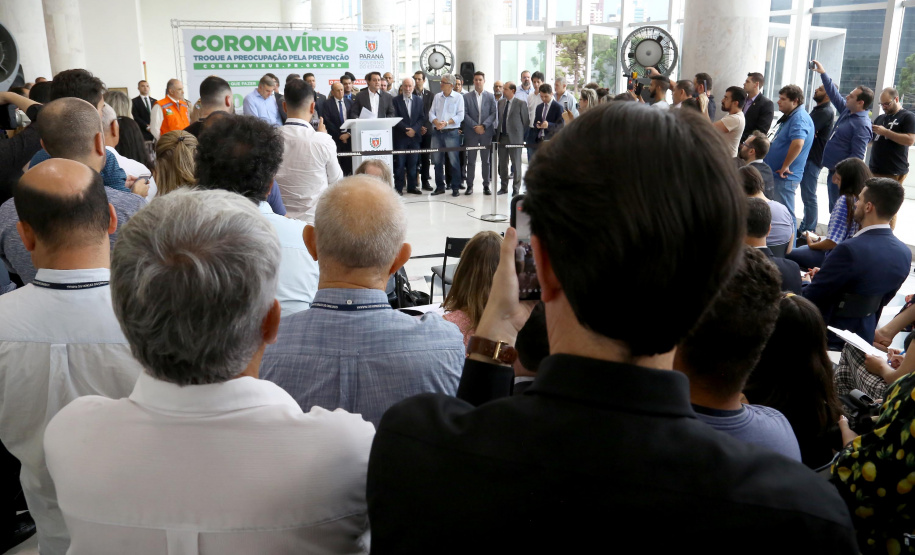 O Governo do Paraná apresentou nesta segunda-feira (16) as principais medidas adotadas para o enfrentamento da epidemia do coronavírus no Estado. Contidas em decreto assinado pelo governador Carlos Massa Ratinho Junior, as medidas reduzem as possibilidades de contato entre as pessoas para conter a propagação do vírus, determinam ações específicas no âmbito da saúde, ampliam a proteção a servidores incluídos em grupos de risco e fortalecem ações nas fronteiras e divisas.