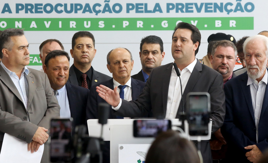 O Governo do Paraná apresentou nesta segunda-feira (16) as principais medidas adotadas para o enfrentamento da epidemia do coronavírus no Estado. Contidas em decreto assinado pelo governador Carlos Massa Ratinho Junior, as medidas reduzem as possibilidades de contato entre as pessoas para conter a propagação do vírus, determinam ações específicas no âmbito da saúde, ampliam a proteção a servidores incluídos em grupos de risco e fortalecem ações nas fronteiras e divisas.