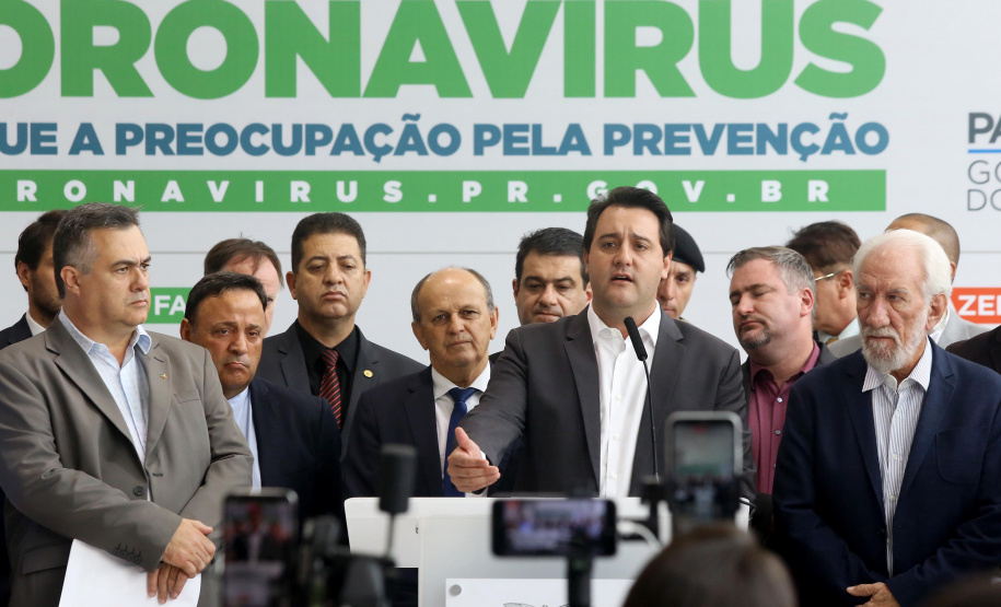 O Governo do Paraná apresentou nesta segunda-feira (16) as principais medidas adotadas para o enfrentamento da epidemia do coronavírus no Estado. Contidas em decreto assinado pelo governador Carlos Massa Ratinho Junior, as medidas reduzem as possibilidades de contato entre as pessoas para conter a propagação do vírus, determinam ações específicas no âmbito da saúde, ampliam a proteção a servidores incluídos em grupos de risco e fortalecem ações nas fronteiras e divisas.