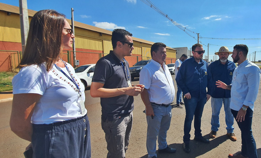Prefeito Sérgio Onofre acompanhou instalação de elevatória compacta que vai atender Honpar e Jardim Paraná.Foto: Sanepar