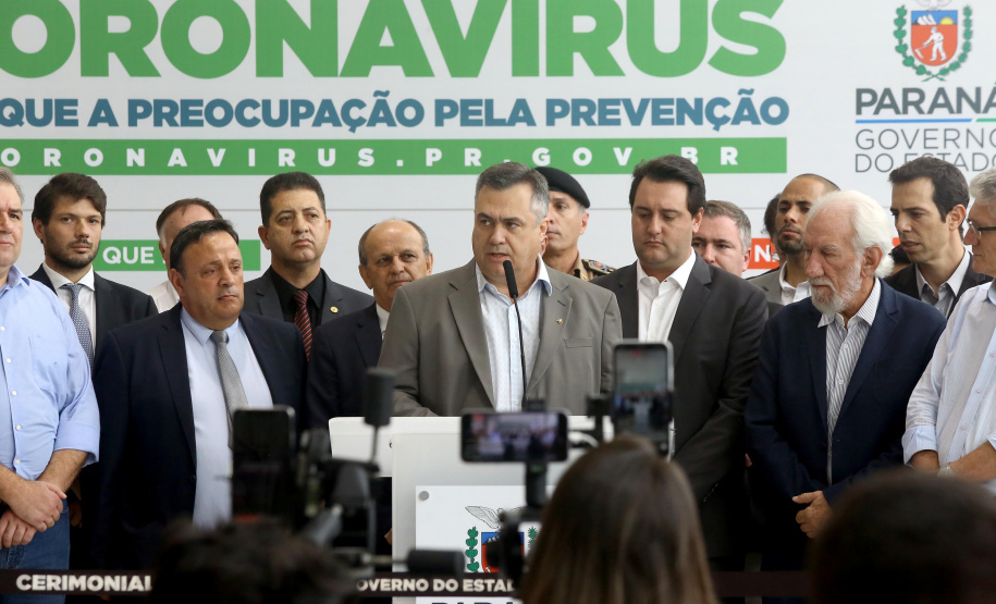 O Governo do Paraná apresentou nesta segunda-feira (16) as principais medidas adotadas para o enfrentamento da epidemia do coronavírus no Estado. Contidas em decreto assinado pelo governador Carlos Massa Ratinho Junior, as medidas reduzem as possibilidades de contato entre as pessoas para conter a propagação do vírus, determinam ações específicas no âmbito da saúde, ampliam a proteção a servidores incluídos em grupos de risco e fortalecem ações nas fronteiras e divisas.