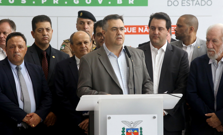 O Governo do Paraná apresentou nesta segunda-feira (16) as principais medidas adotadas para o enfrentamento da epidemia do coronavírus no Estado. Contidas em decreto assinado pelo governador Carlos Massa Ratinho Junior, as medidas reduzem as possibilidades de contato entre as pessoas para conter a propagação do vírus, determinam ações específicas no âmbito da saúde, ampliam a proteção a servidores incluídos em grupos de risco e fortalecem ações nas fronteiras e divisas.