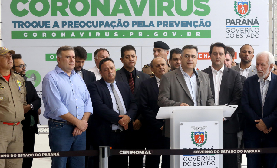 O Governo do Paraná apresentou nesta segunda-feira (16) as principais medidas adotadas para o enfrentamento da epidemia do coronavírus no Estado. Contidas em decreto assinado pelo governador Carlos Massa Ratinho Junior, as medidas reduzem as possibilidades de contato entre as pessoas para conter a propagação do vírus, determinam ações específicas no âmbito da saúde, ampliam a proteção a servidores incluídos em grupos de risco e fortalecem ações nas fronteiras e divisas.