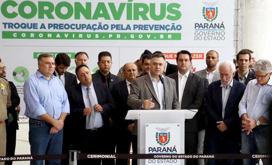 O Governo do Paraná apresentou nesta segunda-feira (16) as principais medidas adotadas para o enfrentamento da epidemia do coronavírus no Estado. Contidas em decreto assinado pelo governador Carlos Massa Ratinho Junior, as medidas reduzem as possibilidades de contato entre as pessoas para conter a propagação do vírus, determinam ações específicas no âmbito da saúde, ampliam a proteção a servidores incluídos em grupos de risco e fortalecem ações nas fronteiras e divisas.