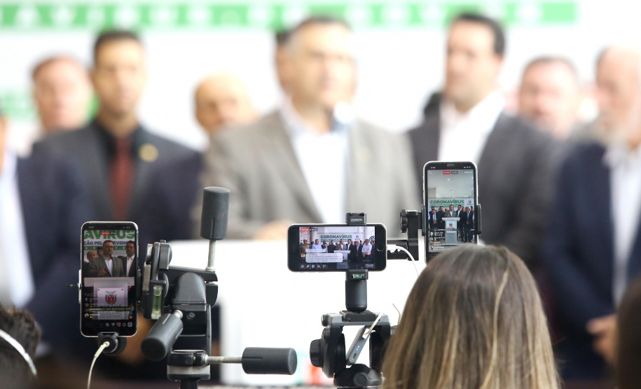 O Governo do Paraná apresentou nesta segunda-feira (16) as principais medidas adotadas para o enfrentamento da epidemia do coronavírus no Estado. Contidas em decreto assinado pelo governador Carlos Massa Ratinho Junior, as medidas reduzem as possibilidades de contato entre as pessoas para conter a propagação do vírus, determinam ações específicas no âmbito da saúde, ampliam a proteção a servidores incluídos em grupos de risco e fortalecem ações nas fronteiras e divisas.