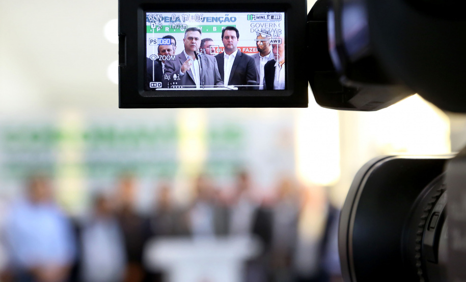 O Governo do Paraná apresentou nesta segunda-feira (16) as principais medidas adotadas para o enfrentamento da epidemia do coronavírus no Estado. Contidas em decreto assinado pelo governador Carlos Massa Ratinho Junior, as medidas reduzem as possibilidades de contato entre as pessoas para conter a propagação do vírus, determinam ações específicas no âmbito da saúde, ampliam a proteção a servidores incluídos em grupos de risco e fortalecem ações nas fronteiras e divisas.