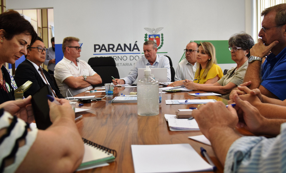 Equipe técnica da Secretaria de Estado da Saúde e médicos de diversos órgãos, instituições de ensino e hospitalares, produziram uma série de recomendações para o enfrentamento da pandemia pelo coronavírus. A reunião teve como proposta a elaboração de documento complementar e detalhado sobre estratégias e ações para os cenários possíveis na evolução e crescimento de casos da Covid-19 no Paraná. Foto:SESA