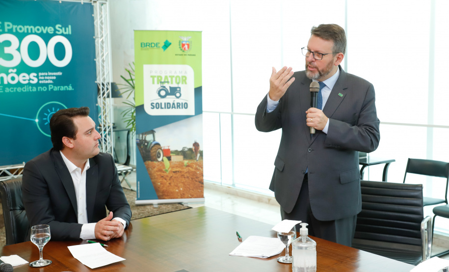 Projetos prioritários para o desenvolvimento do Estado contarão com recursos de R$ 300 milhões do Banco Regional de Desenvolvimento Econômico do Extremo Sul (BRDE). O governador Carlos Massa Ratinho Junior e o diretor de Operações da agência paranaense do BRDE, Wilson Bley Lipski, lançaram nesta terça-feira (17) o Promove Sul, um fundo rotativo permanente para o apoio de projetos em diversas áreas.