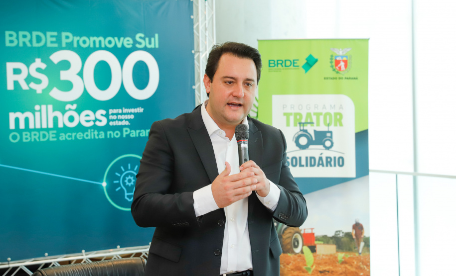 Projetos prioritários para o desenvolvimento do Estado contarão com recursos de R$ 300 milhões do Banco Regional de Desenvolvimento Econômico do Extremo Sul (BRDE). O governador Carlos Massa Ratinho Junior e o diretor de Operações da agência paranaense do BRDE, Wilson Bley Lipski, lançaram nesta terça-feira (17) o Promove Sul, um fundo rotativo permanente para o apoio de projetos em diversas áreas.