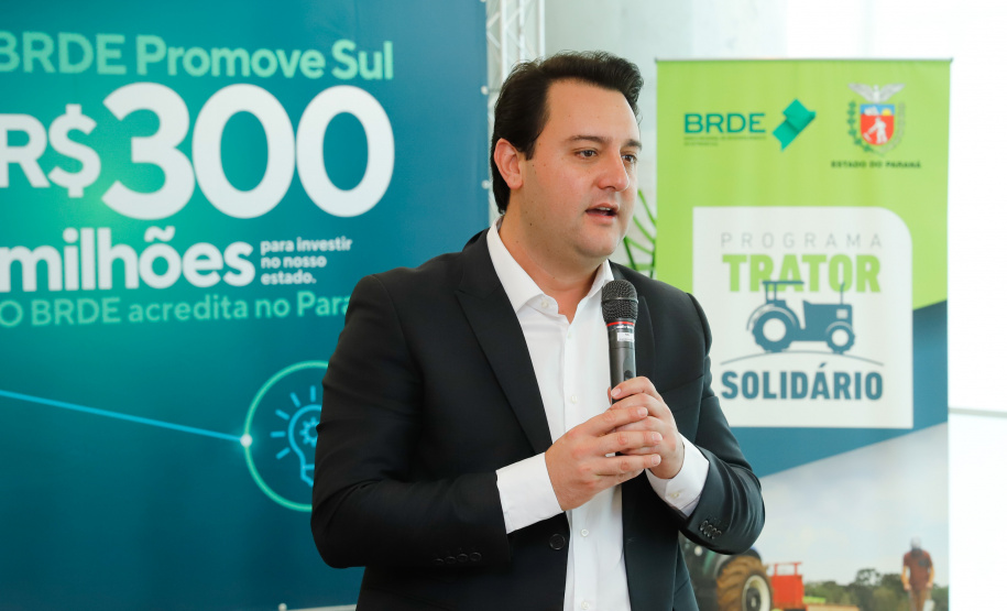 Projetos prioritários para o desenvolvimento do Estado contarão com recursos de R$ 300 milhões do Banco Regional de Desenvolvimento Econômico do Extremo Sul (BRDE). O governador Carlos Massa Ratinho Junior e o diretor de Operações da agência paranaense do BRDE, Wilson Bley Lipski, lançaram nesta terça-feira (17) o Promove Sul, um fundo rotativo permanente para o apoio de projetos em diversas áreas.