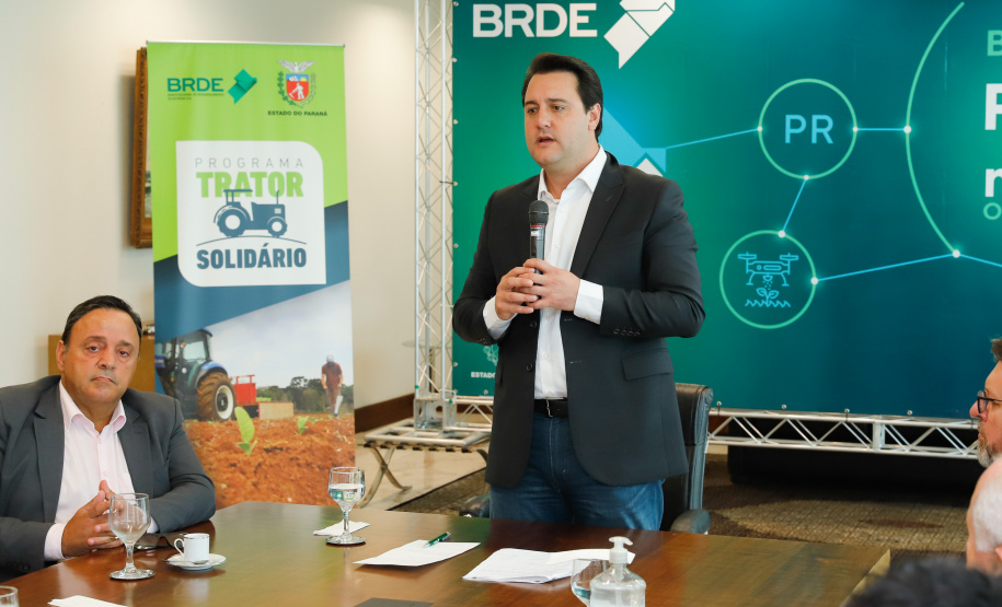 Projetos prioritários para o desenvolvimento do Estado contarão com recursos de R$ 300 milhões do Banco Regional de Desenvolvimento Econômico do Extremo Sul (BRDE). O governador Carlos Massa Ratinho Junior e o diretor de Operações da agência paranaense do BRDE, Wilson Bley Lipski, lançaram nesta terça-feira (17) o Promove Sul, um fundo rotativo permanente para o apoio de projetos em diversas áreas.