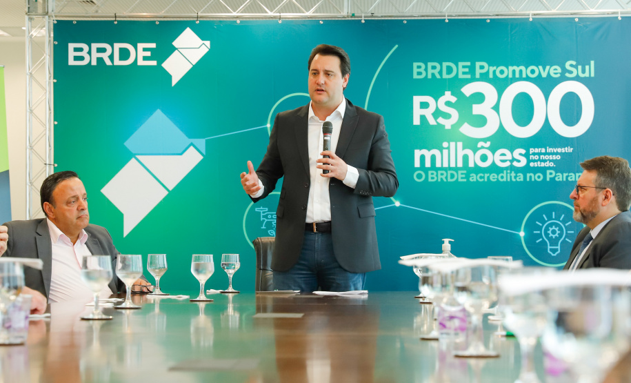 Projetos prioritários para o desenvolvimento do Estado contarão com recursos de R$ 300 milhões do Banco Regional de Desenvolvimento Econômico do Extremo Sul (BRDE). O governador Carlos Massa Ratinho Junior e o diretor de Operações da agência paranaense do BRDE, Wilson Bley Lipski, lançaram nesta terça-feira (17) o Promove Sul, um fundo rotativo permanente para o apoio de projetos em diversas áreas.