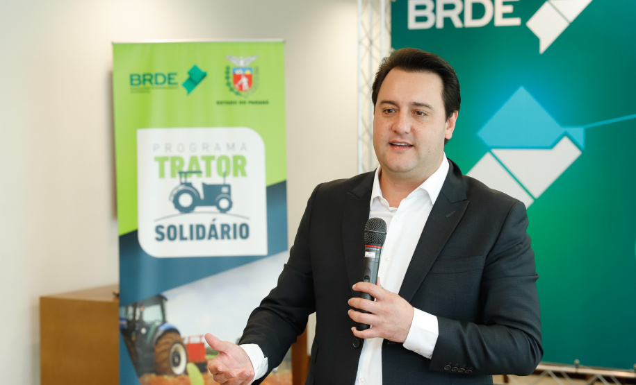 Projetos prioritários para o desenvolvimento do Estado contarão com recursos de R$ 300 milhões do Banco Regional de Desenvolvimento Econômico do Extremo Sul (BRDE). O governador Carlos Massa Ratinho Junior e o diretor de Operações da agência paranaense do BRDE, Wilson Bley Lipski, lançaram nesta terça-feira (17) o Promove Sul, um fundo rotativo permanente para o apoio de projetos em diversas áreas.