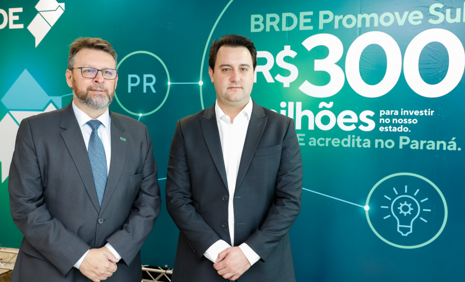 Projetos prioritários para o desenvolvimento do Estado contarão com recursos de R$ 300 milhões do Banco Regional de Desenvolvimento Econômico do Extremo Sul (BRDE). O governador Carlos Massa Ratinho Junior e o diretor de Operações da agência paranaense do BRDE, Wilson Bley Lipski, lançaram nesta terça-feira (17) o Promove Sul, um fundo rotativo permanente para o apoio de projetos em diversas áreas.